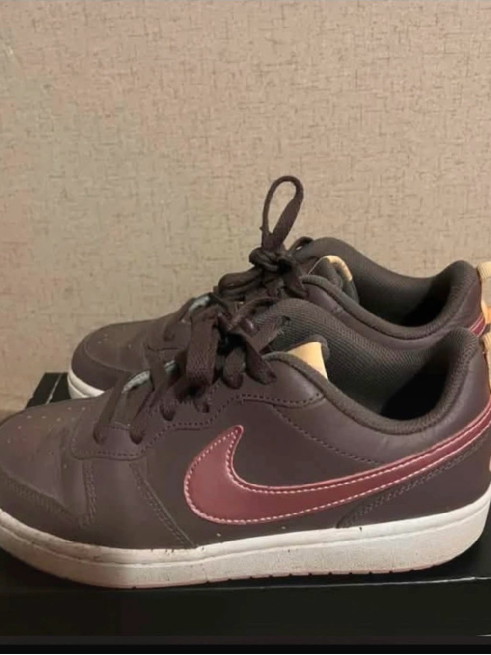 Nike Kids Low-Top Sneakers in Dark Brown with Pink Swoosh